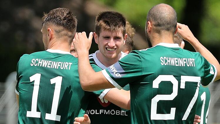 So wünscht sich das Kevin Fery (Bildmitte) für das Spiel gegen die kleinen Bayern: ein gemeinschaftliches Feiern mit den Teamkollegen.   Foto: foto2press/Frank Scheuring