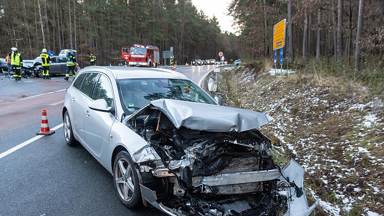 Schwerer Unfall im Kreis Bamberg: Autos kollidieren miteinander