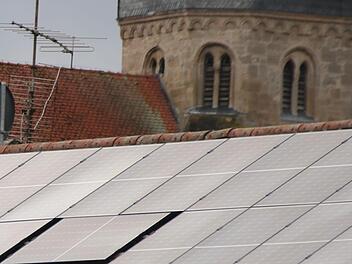 Vereinzelt gibt es tatsächlich schon Solardächer in der Altstadt. Für sie gab es Ausnahmegenehmigungen. Foto: Heike Beudert
