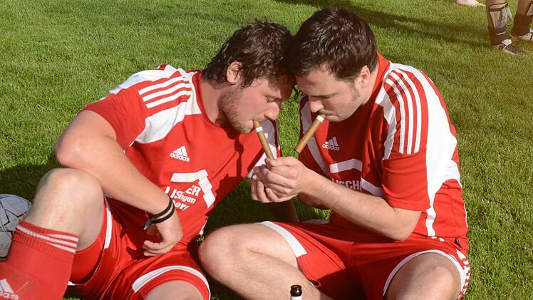 Die Meister-Zigarre brennt.