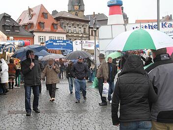 Vom Regenwetter ließen sich viele den Einkaufsbummel nicht vermiesen. Fotos: Gerda Völk