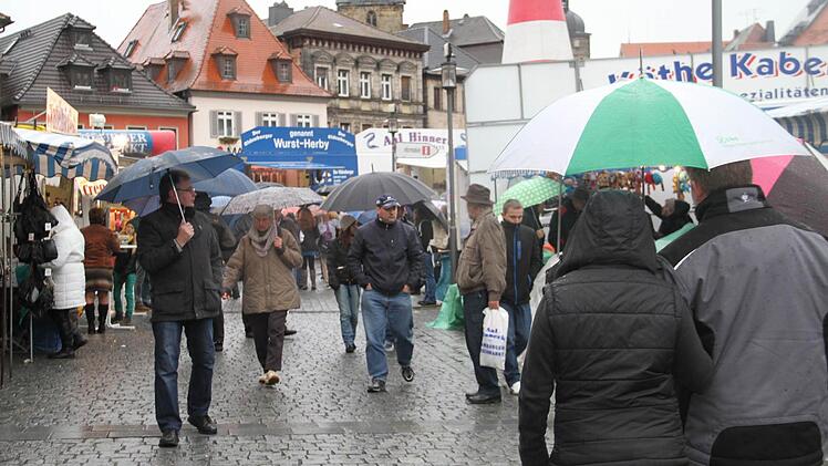 Vom Regenwetter ließen sich viele den Einkaufsbummel nicht vermiesen. Fotos: Gerda Völk