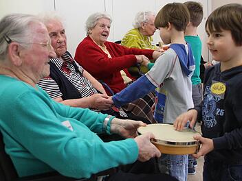 Der kleine Niklas trommelt mit Anna (im Vordergrund) - Kinder und Senioren machen gemeinsam Musik in Zeil.  Fotos: Klaus Schmitt