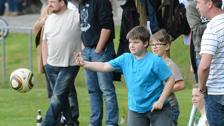 Freundlich den Ball zugeworfen.