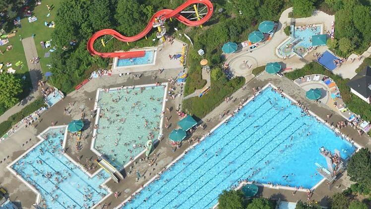 Das Hallstadter Freibad von oben  Luftbild: Ronald Rinklef