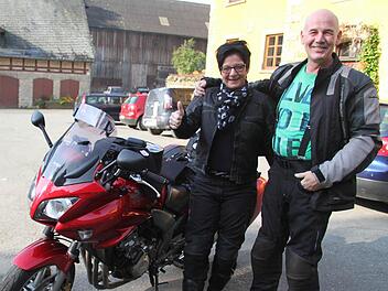 Norbert und Heidi Breithaupt aus Schöppenstedt sind hellauf begeistert von der Freundlichkeit der Menschen und der Schönheit der Region Frankenwald. "Wenn es regnet, ziehen wir halt die Regenjacken an, das macht doch nichts", sagen die Biker. Fotos: Sonja Adam