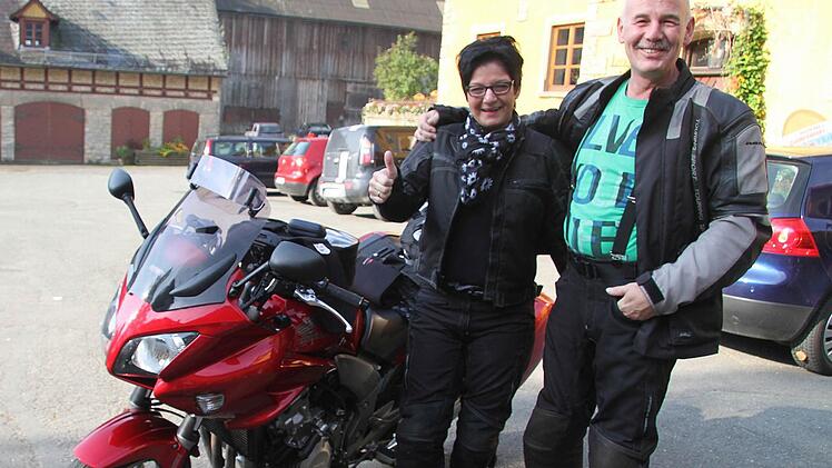 Norbert und Heidi Breithaupt aus Schöppenstedt sind hellauf begeistert von der Freundlichkeit der Menschen und der Schönheit der Region Frankenwald. "Wenn es regnet, ziehen wir halt die Regenjacken an, das macht doch nichts", sagen die Biker. Fotos: Sonja Adam