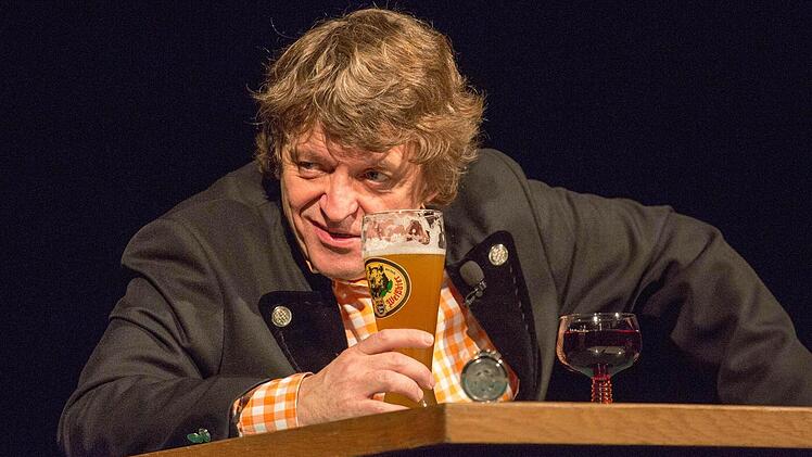 Kein gebremster Schaum: Hartmut unterstreicht seine Überzeugung mit einem Schluck "Keiler Weißbier". Foto: kag