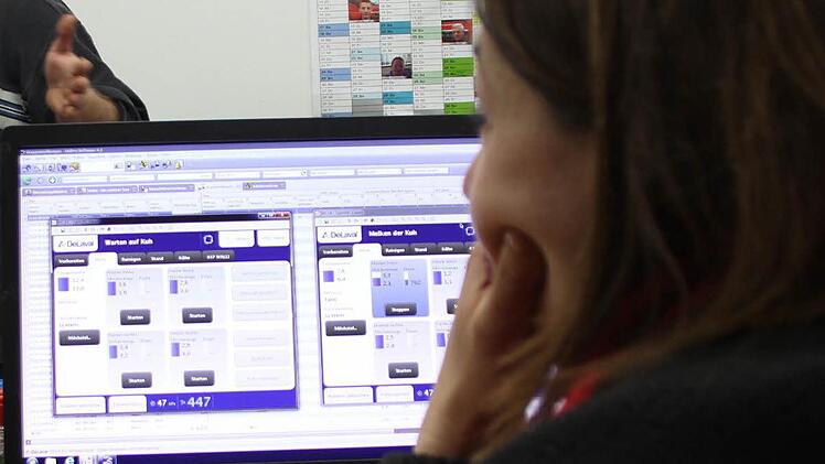 Bianca Appel überwacht den Melkvorgang am Bildschirm. Foto: Alexander Löffler