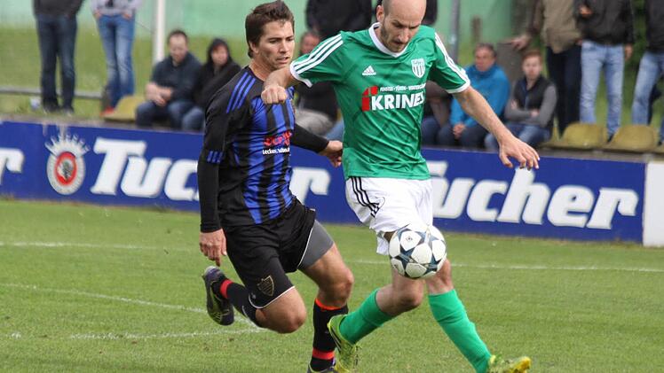 Der Sander Florian Gundelsheimer (rechts) behauptet den Ball gegen den Brucker Dominguez Gil.