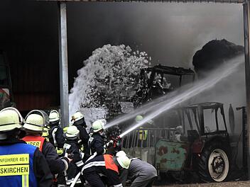 Die Feuerwehr setzte Schaum und Wasser zum L&ouml;schen ein. Foto: Richard S&auml;nger