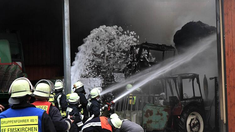 Die Feuerwehr setzte Schaum und Wasser zum L&ouml;schen ein. Foto: Richard S&auml;nger