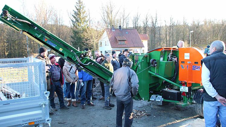 Die Holzscheite werden mit einem Förderband auf einen Kipper transportiert. Foto: Friedwald Schedel