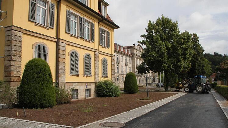 Zufahrt und barrierefreier Aufgang am Hauptgebäude sind inzwischen fast fertig gestellt. Feinschicht und Grünanlagen fehlen noch. Foto: Ulrike Müller