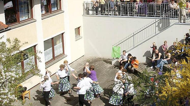 Im Forchheimer Mehrgenerationenhaus ist das pralle Leben zu Hause.  Foto: Petra Malbrich