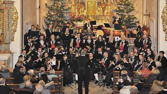 Der Musikverein Langensendelbach-Marloffstein zog die Zuhörer in der Peter-und-Paul-Kirche in seinen Bann. Die gesammelten Spenden kommen der Aktion "Sternstunden" zugute.  Foto: Karl Heinz Wirth