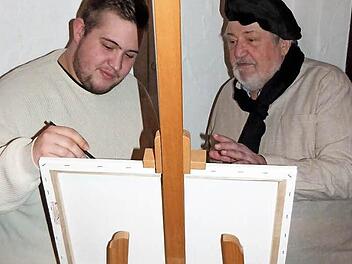 Lucas Cranach der Jüngere (Nicolas Peter) mit Lucas Cranach der Ältere (Jürgen Peter) bei den Probenarbeiten an der Staffelei. Foto: Werner Reißaus