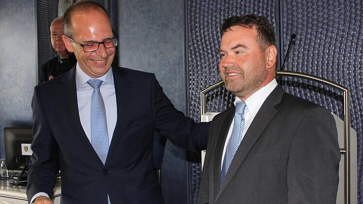 Georg Schütz (r.) aus Weismain wurde als neuer Kreisrat von Landrat Christian Meißner vereidigt. Foto: Popp