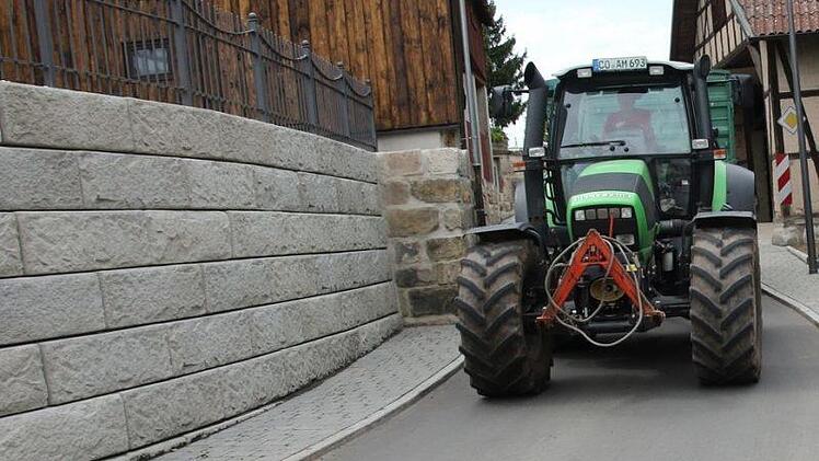 Ohne Ampelanlage geht es in der Nähe der Kirche in Autenhausen nicht. Denn ein Vorbeikommen ist unmöglich. Schon während der Eröffnungsfeierlichkeit befuhren Traktoren die Straße. Fotos: Michael Stelzner