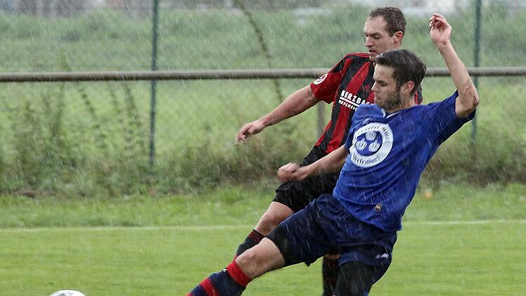 Voller Einsatz bei strömendem Regen: Maximilian Stadter vom SV Gundelsheim (vorne) und Arnold Klingler vom SC Unteroberndorf