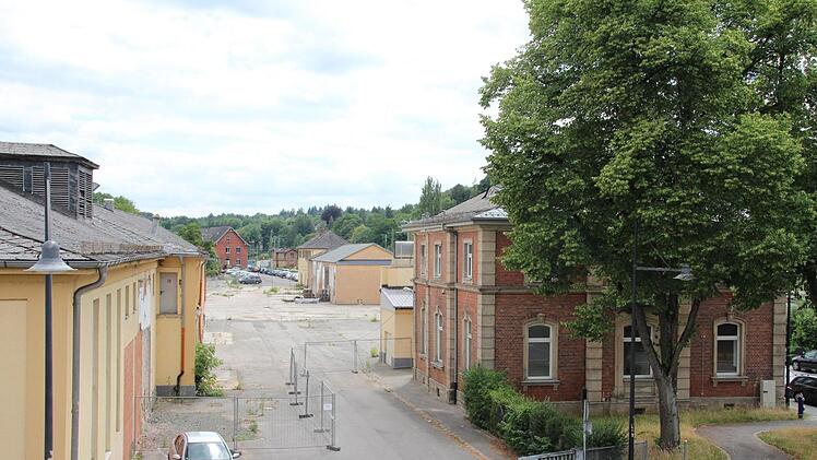 Der ehemalige Schlachthof bleibt vorläufig im Eigentum der Stadt. Das alte Kühlhaus links soll auf Kosten der Stadt für die Hochschule hergerichtet werden. Foto: Simone Bastian
