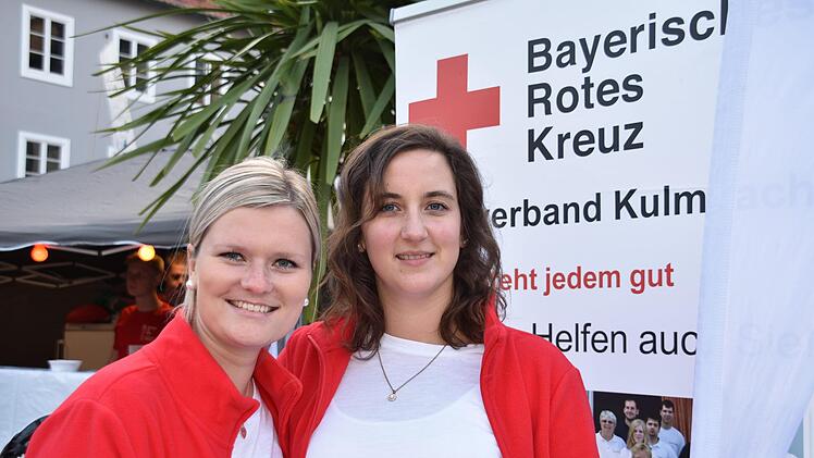 Auch Luisa Streng und Jennifer Pfarrdrescher warben für das Ehrenamt beim BRK.