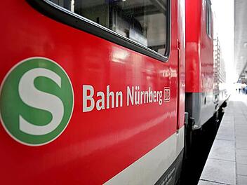 Derzeit kommt es zu einem Notarzteinsatz am Gleis. Die Strecke zwischen Neustadt (Aisch) und Emskirchen ist gesperrt. Symbolbild: Daniel Karmann/dpa