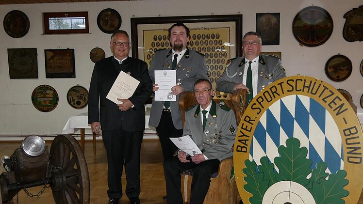 Bürgermeister Martin Stingl wurde selbst geehrt und  würdigte gleich die beiden Fahnenträger Martin Brieger und Klaus Goßler  (sitzend) und erster Schützenmeister Lutz Wachsmuth (von links) leitete die Zeremonie. Foto: Manja von Nida