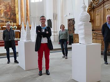Zwischen der "Macht der Türme" von St. Stephan und Dom: die Künstlerinnen Barbara Winkler, Andrea Landwehr-Ratka, Heidrun Krec und Pfarrer Walter Neunhoeffer Marion Krüger-Hundrup