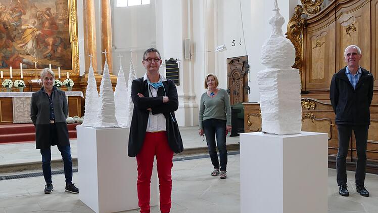 Zwischen der "Macht der Türme" von St. Stephan und Dom: die Künstlerinnen Barbara Winkler, Andrea Landwehr-Ratka, Heidrun Krec und Pfarrer Walter Neunhoeffer Marion Krüger-Hundrup