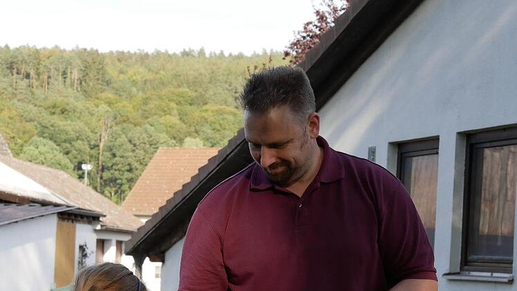 Bauhofleiter Uli Corr versüßt den Kindern die Wiedereröffnung. Foto: Manja von Nida