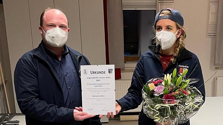 Vorsitzender KJR Klaus Kippes und Domenika Mihm im Feuerwehrhaus Diebach bei der Übergabe der Urkunde. Foto: Christine Fell