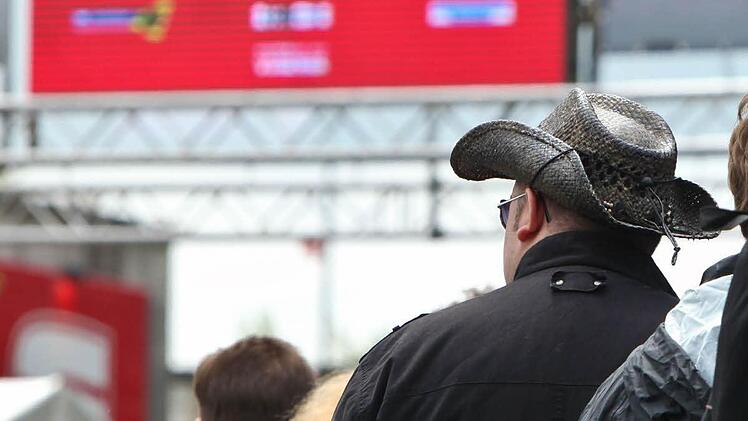 Auch das geh&ouml;rt zum Festival: Schlange stehen.