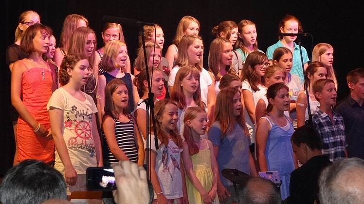 Von wegen Wagner und Verdi: Falco und seinen Amadeus ließen die jungen Sänger des Unterstufenchores wieder zum Leben erwachen.