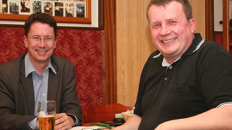 Grünen-Landratskandidat Manfred Bachmayer (links) und der künftige Bewerber um den Bürgermeisterstuhl, Lutz Bräutigam (rechts), freuen sich, einen Grünen-Ortsverband gründen zu können.  Foto: Evi Seeger