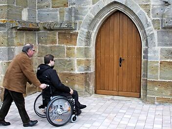 Für Rollstuhlfahrer wie Matthias Kaspar, hier mit Vater Rudi, ist das wiedereröffnete Portal der Marienkapelle ein Segen.
