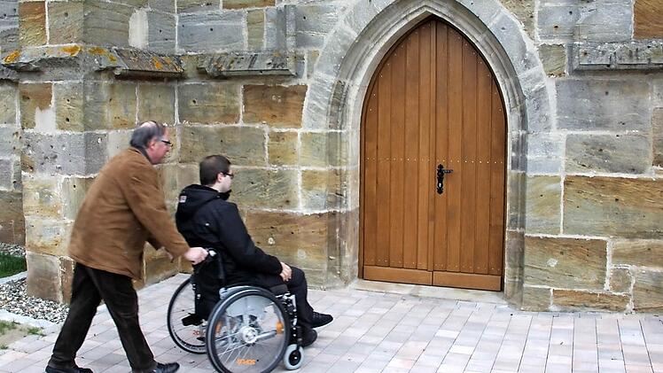 Für Rollstuhlfahrer wie Matthias Kaspar, hier mit Vater Rudi, ist das wiedereröffnete Portal der Marienkapelle ein Segen.