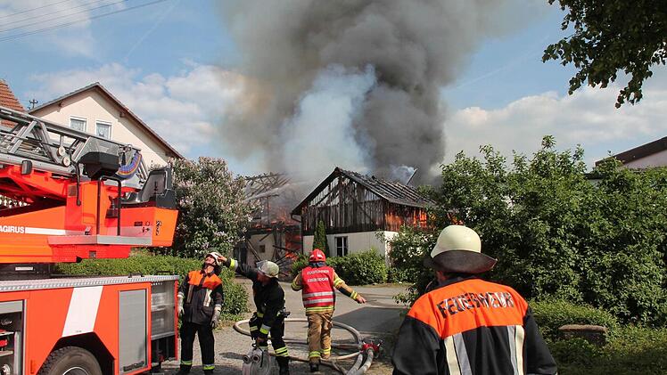 Die Einsatzkräfte mehrerer Feuerwehren gingen von verschiedenen Seiten gegen das Feuer vor. Foto: Herbert Fischer