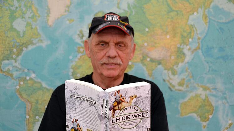 Abenteurer und Weltenbummler haben sich beim Globetrotter-Treffen vom feuchten Wetter nicht die Stimmung vermiesen lassen. Ein Ländersammler liest aus seinem neuen Buch. Foto: Peter Rauch