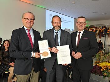 Der Ha&szlig;furter G&auml;rtnermeister Werner Pudell (Mitte) erhielt bei der Schlussveranstaltung der IGA in Berlin durch BMLE-Ministerialdirektor Clemens Neumann (links) und J&uuml;rgen Mertz, Pr&auml;sident des Zentralverbandes Gartenbau, den Staatsehrenpreis in Gold. Thomas Uhlemann