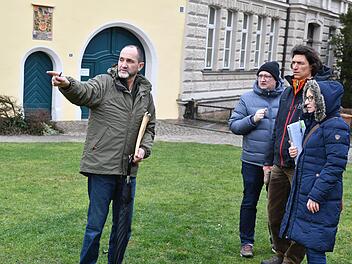 Rui Chafes (links) hat am Freitag  in Bamberg die letzten Plätze   ausgewählt,  wo  seine Kunstwerke ab  Mai zu sehen sein werden.  Mit dabei  Michael Betz von Eberth Bau (rechts Mitte) -   das Unternehmen setzt die Fundamente für die zum Teil  fünf Meter hohen  Plastiken. Foto: Ronald Rinklef