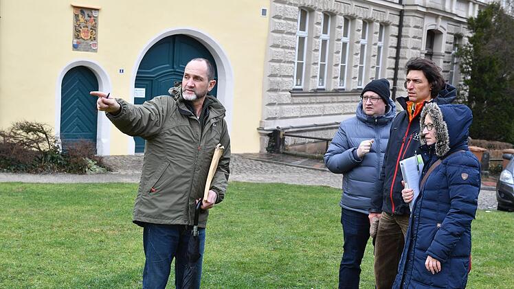 Rui Chafes (links) hat am Freitag  in Bamberg die letzten Plätze   ausgewählt,  wo  seine Kunstwerke ab  Mai zu sehen sein werden.  Mit dabei  Michael Betz von Eberth Bau (rechts Mitte) -   das Unternehmen setzt die Fundamente für die zum Teil  fünf Meter hohen  Plastiken. Foto: Ronald Rinklef