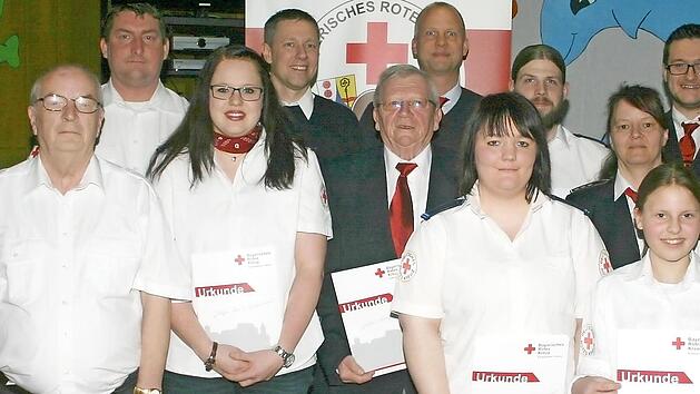 Ehrung bei der BRK-Bereitschaft Froschgrund (von links): Claus Weigand, Wolfgang Sch&uuml;ppler, Rainer Schubert, Doreen Scholz, B&uuml;rgermeister Marco Steiner, Lothar Mannagottera, BRK-Kreisgesch&auml;ftsf&uuml;hrer Juergen Beninga, Larissa Sch&uuml;ppler, Martin Hofmann, Yvonne Sch&uuml;ppler, Lea Sch&uuml;ppler, Kreisbereitschaftsleiter Marcel Thein, Romina Triebner  Foto: Martin Rebhan