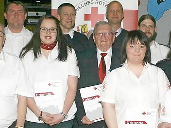 Ehrung bei der BRK-Bereitschaft Froschgrund (von links): Claus Weigand, Wolfgang Schüppler, Rainer Schubert, Doreen Scholz, Bürgermeister Marco Steiner, Lothar Mannagottera, BRK-Kreisgeschäftsführer Juergen Beninga, Larissa Schüppler, Martin Hofmann, Yvonne Schüppler, Lea Schüppler, Kreisbereitschaftsleiter Marcel Thein, Romina Triebner  Foto: Martin Rebhan