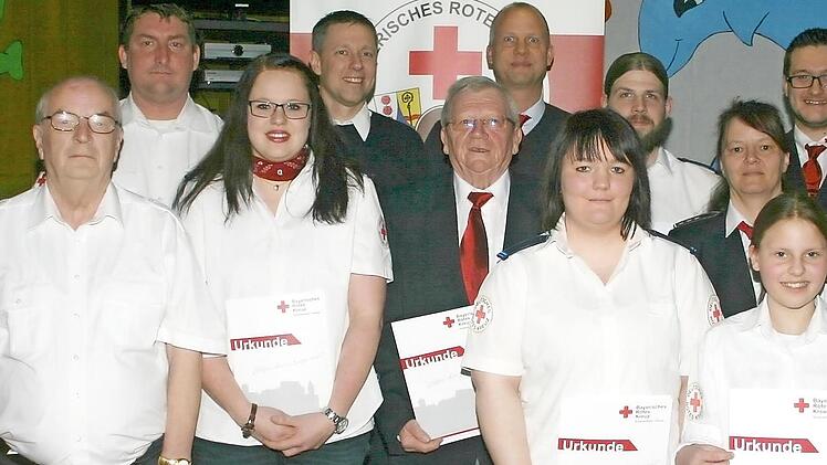Ehrung bei der BRK-Bereitschaft Froschgrund (von links): Claus Weigand, Wolfgang Schüppler, Rainer Schubert, Doreen Scholz, Bürgermeister Marco Steiner, Lothar Mannagottera, BRK-Kreisgeschäftsführer Juergen Beninga, Larissa Schüppler, Martin Hofmann, Yvonne Schüppler, Lea Schüppler, Kreisbereitschaftsleiter Marcel Thein, Romina Triebner  Foto: Martin Rebhan