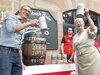 Christoph Gewalt assistierte Biermagd Emmy beim Anstich und beim Zuprosten. Foto: Manfred Welker