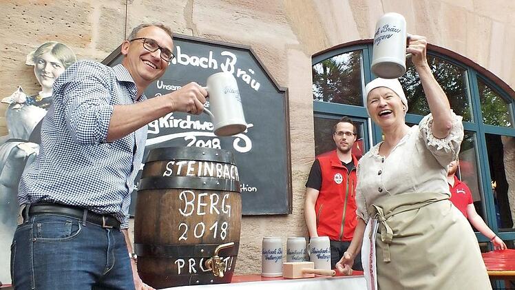 Christoph Gewalt assistierte Biermagd Emmy beim Anstich und beim Zuprosten. Foto: Manfred Welker