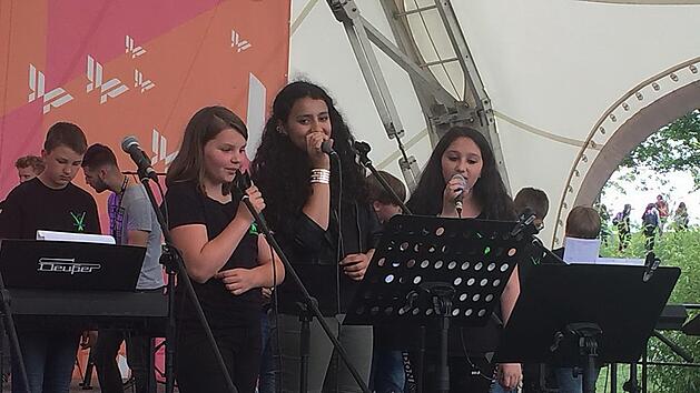 Die Bandklassen an der Gottfried-Neukam-Mittelschule "Bass(t) scho!" und "Crazy Frogs" sowie die Schulband "No Name" begeisterten ihr Publikum beim Festival "rock.im.puls - Bandklassen on stage". Foto: privat