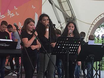 Die Bandklassen an der Gottfried-Neukam-Mittelschule "Bass(t) scho!" und "Crazy Frogs" sowie die Schulband "No Name" begeisterten ihr Publikum beim Festival "rock.im.puls - Bandklassen on stage". Foto: privat