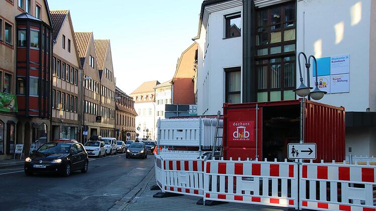 In der Klostergasse lagern  schon die Absperrbaken.